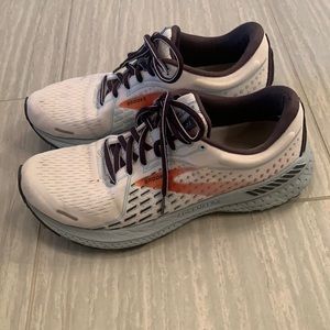Brooks Adrenaline 21 size 9